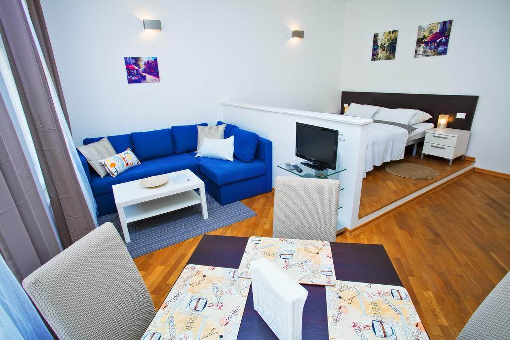 Sunny In Center Apartment
