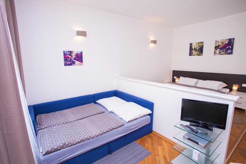 Sunny In Center Apartment Prag