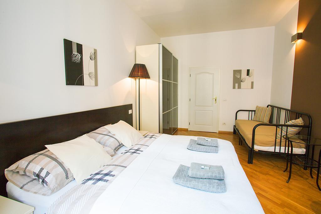 Sunny In Center Apartment